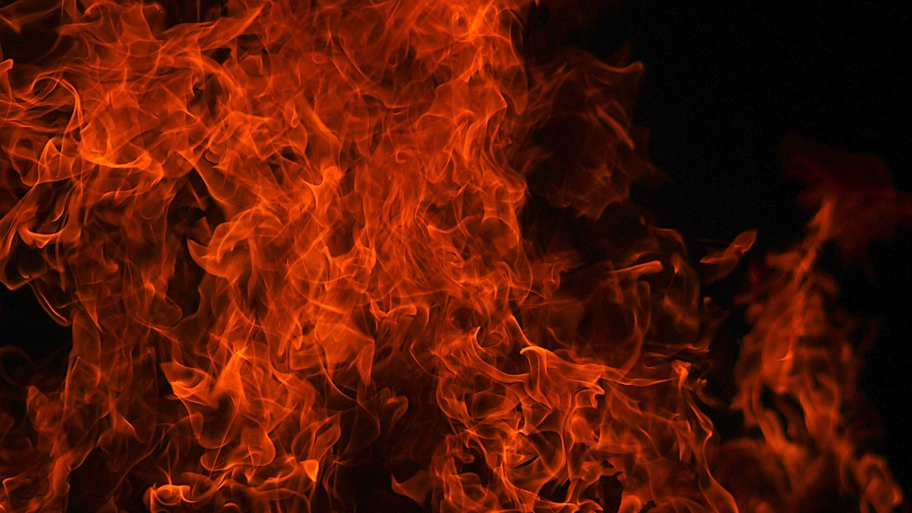 Пожар гори в сградата на бившето кино България в централната
