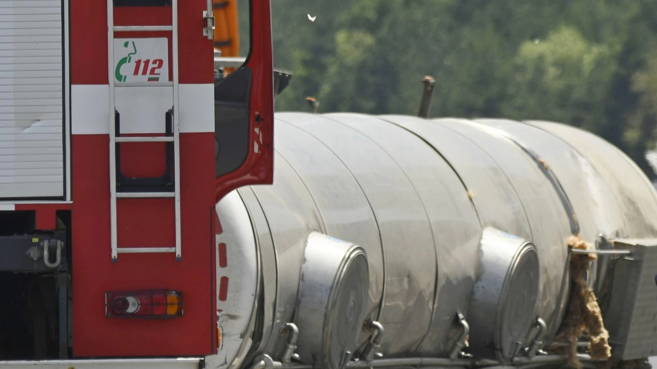 Камион с цистерна превозващ битум катастрофира по главния път Русе Разград
