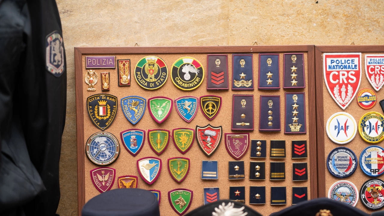 Колекция от над 1000 полицейски емблеми от цял свят показва