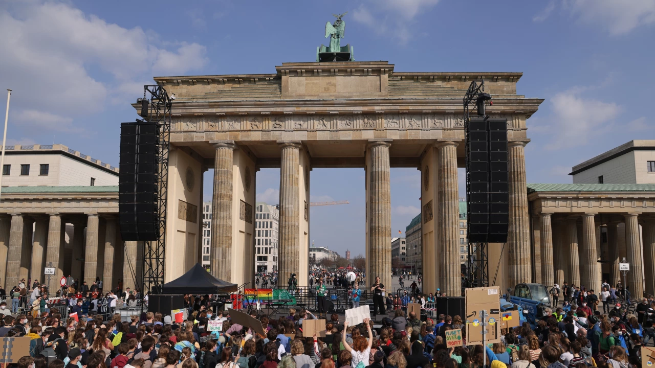 Активисти за климата участваха в демонстрация пред Бранденбургската врата днес
