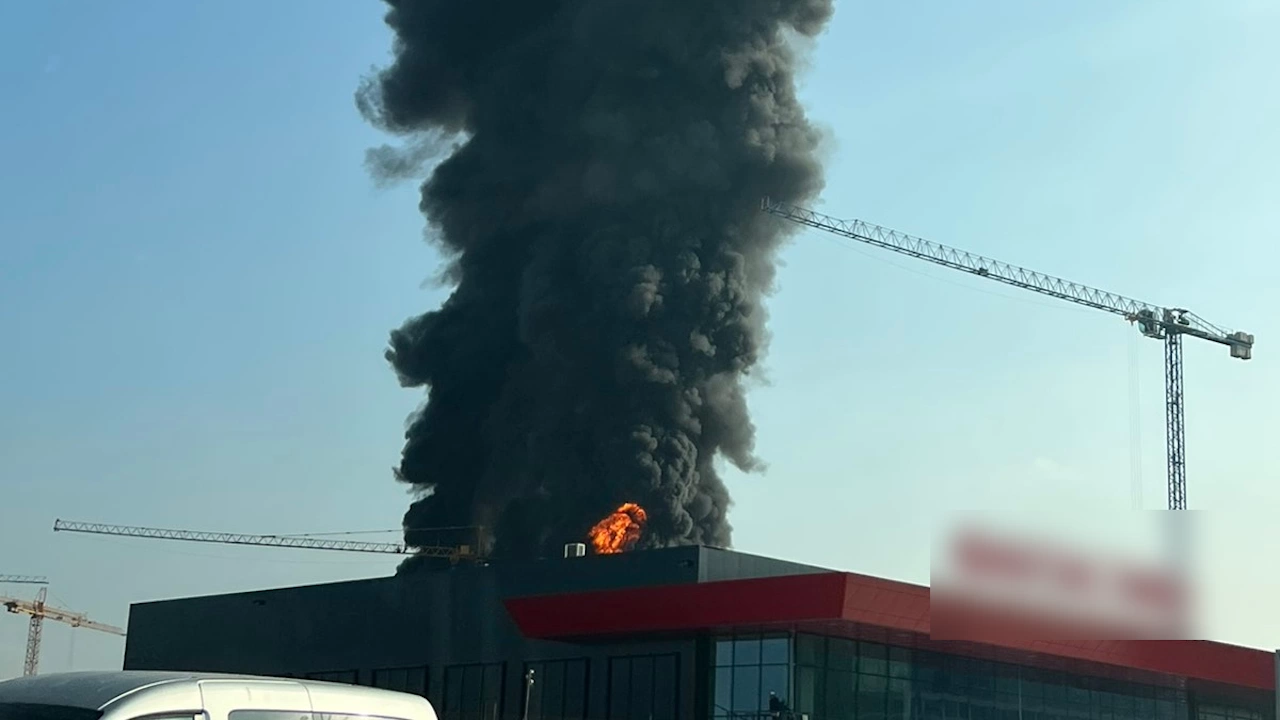 Голям пожар в София Огънят се е разгорял в новострояща