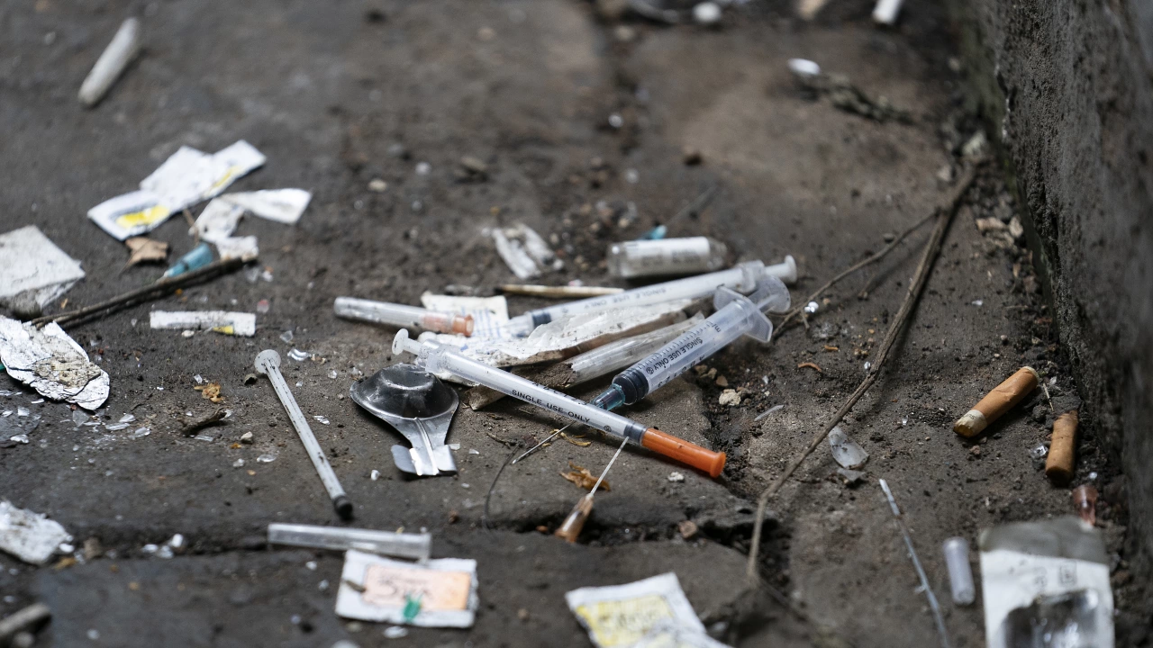 Петнайсет души разпространявали хероин кокаин и канабис в райони близо