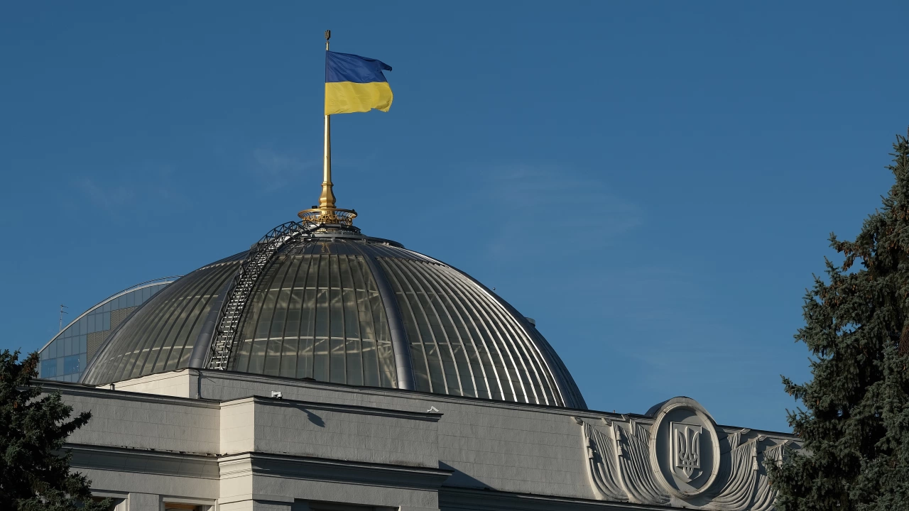 Украинското знаме се появи на покрива на сграда в центъра