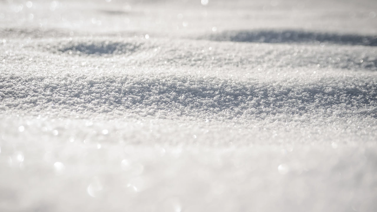 Първи сняг заваля по високите части на Смолянска област Шофьорите да