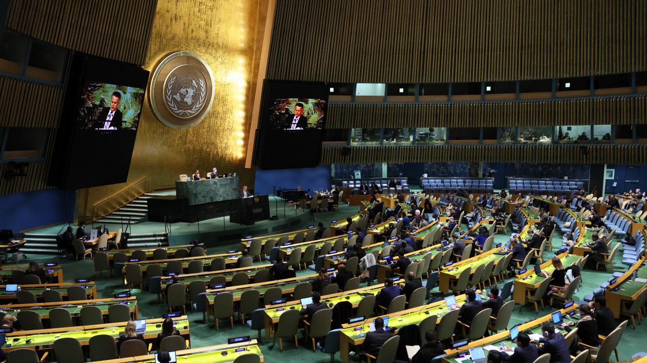 Общото събрание на ООН одобри днес резолюция, в която се
