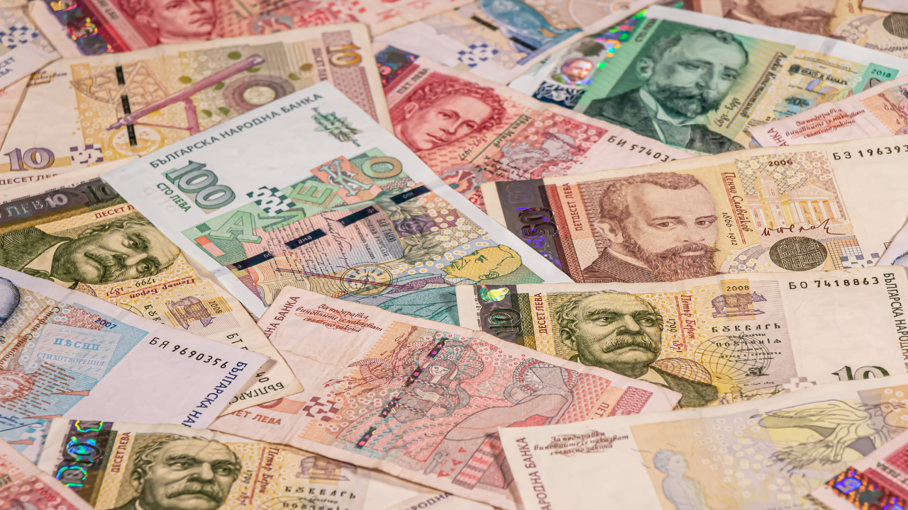 Броят на банкнотите в обращение е с месечен спад, но се увеличава на годишна база