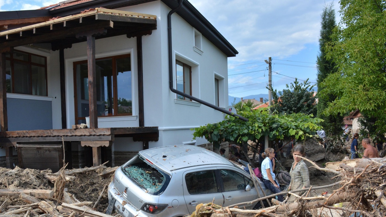Дават по 16 655 лв. за напълно унищожените къщи в Карловско