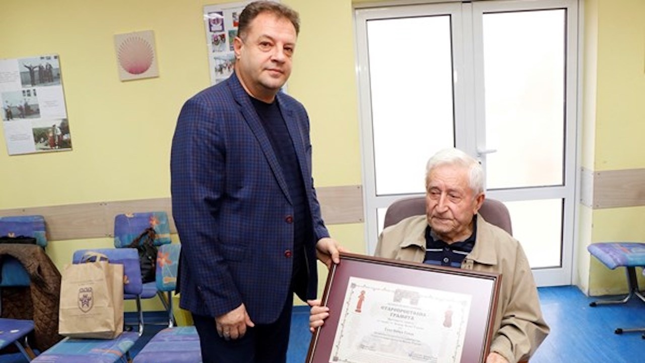 Наградиха дядо Гено, дарил щик за паметника „Майка България“ във Велико Търново
