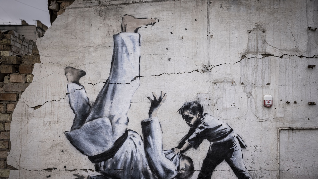 Банкси представи нови графити в разрушената Украйна