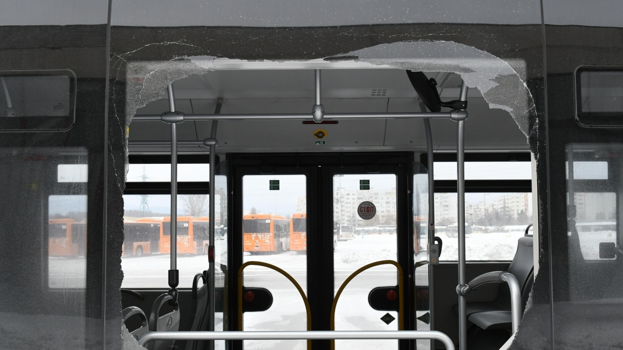 Разбиха с камъни предното стъкло на автобус по новата експресна линия в София