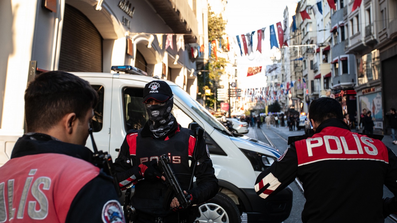 Камери улавят поставянето на бомбата в центъра на Истанбул