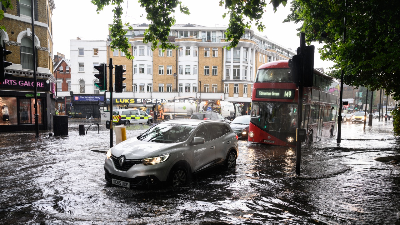 Проливни дъждове предизвикаха хаос по пътищата и закъснения на влаковете във Великобритания