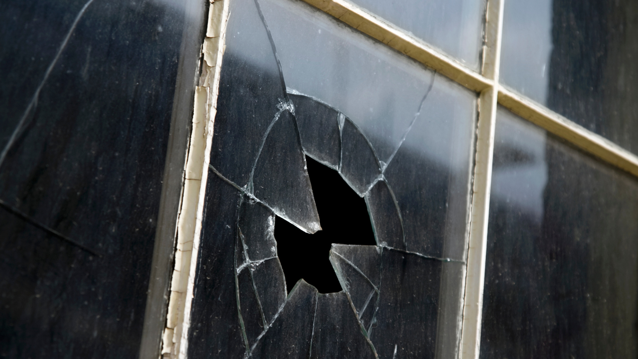Крадци са разбили един от прозорците на НОИ във Варна