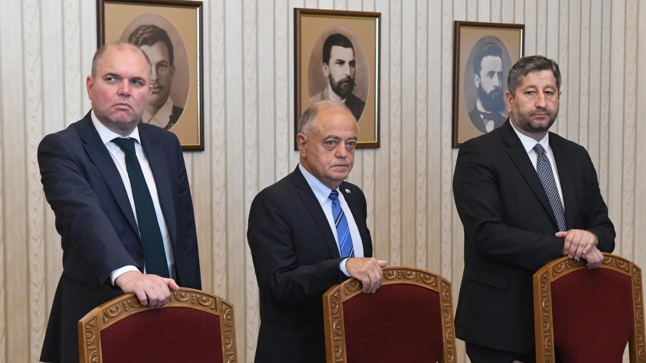 Президентът Радев кани на консултации „Демократична България“