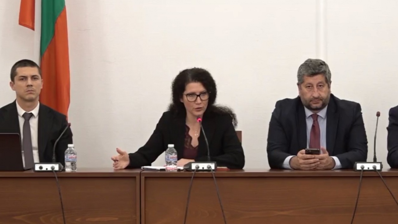 Представители на Продължаваме Промяната“ (ПП) и Демократична България“ (ДБ) обсъждат