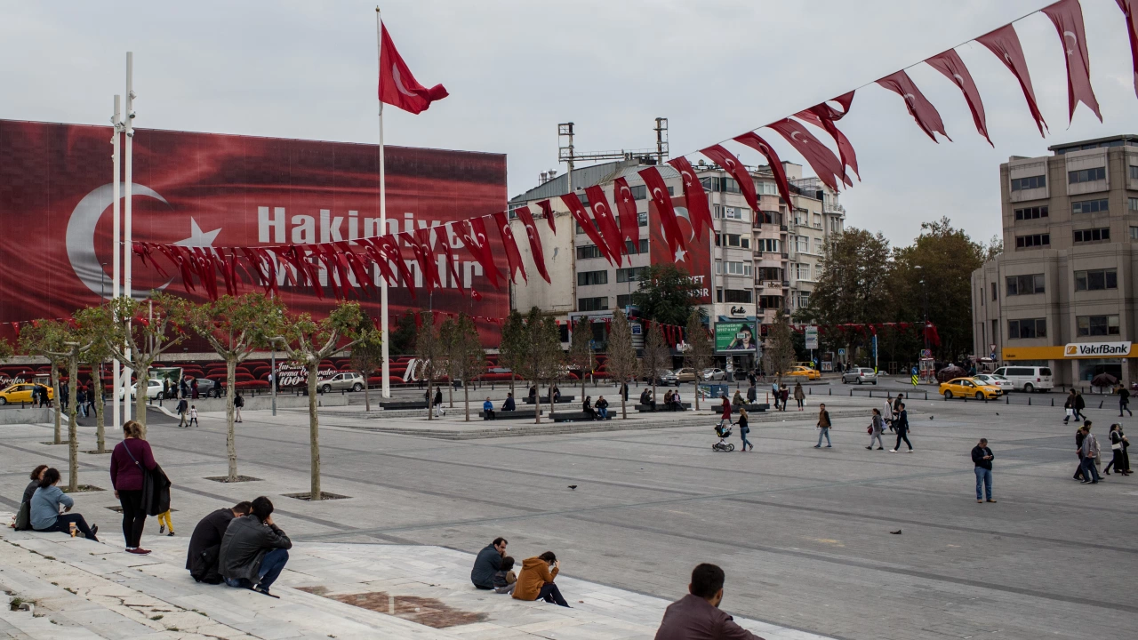 Улица Истиклял в Истанбул отново е отворена след като вчера