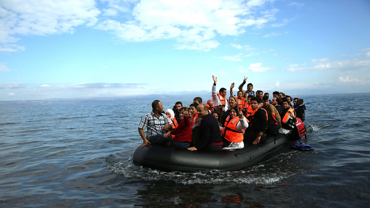 Товарен кораб спаси днес 62 мигранти в бедстваща лодка южно