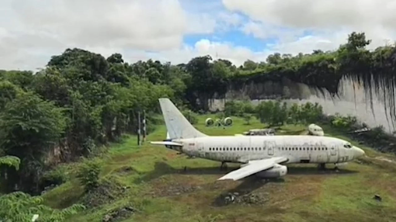 Изоставен Boeing 737 стои в поле на красивия остров Бали