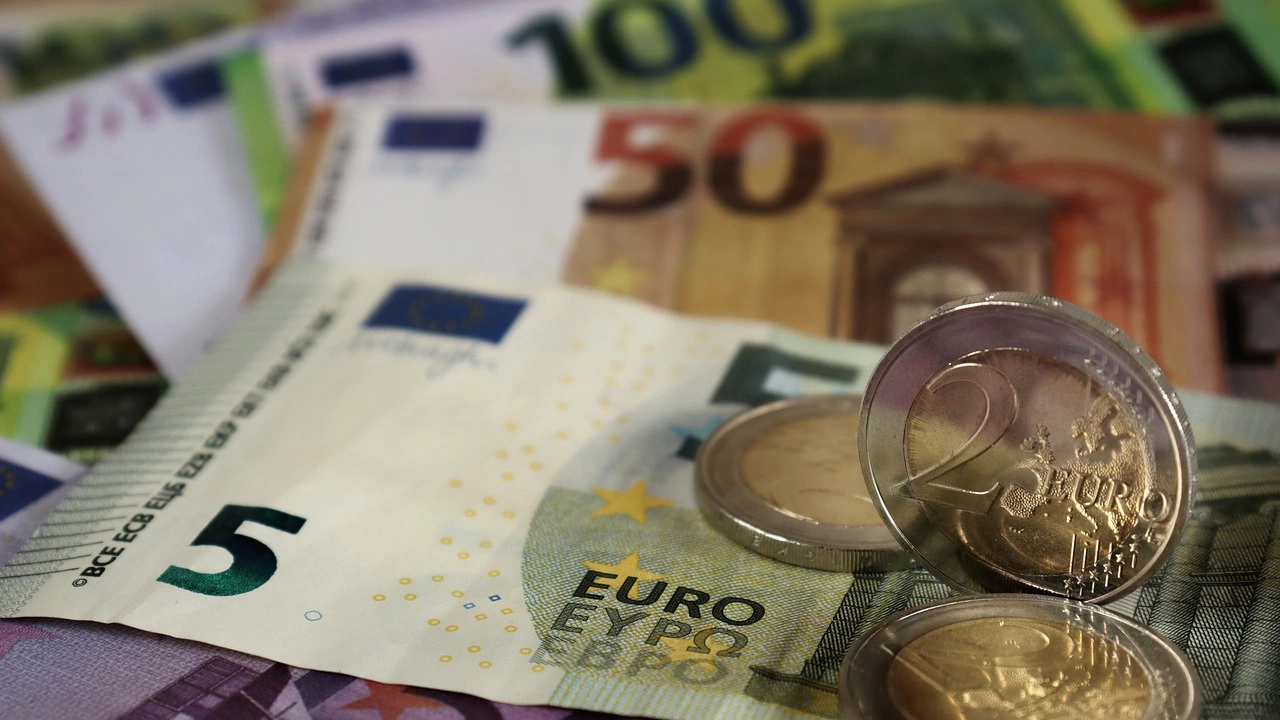 Курсът на еврото отбелязва нов на ръст спрямо долара съобщават