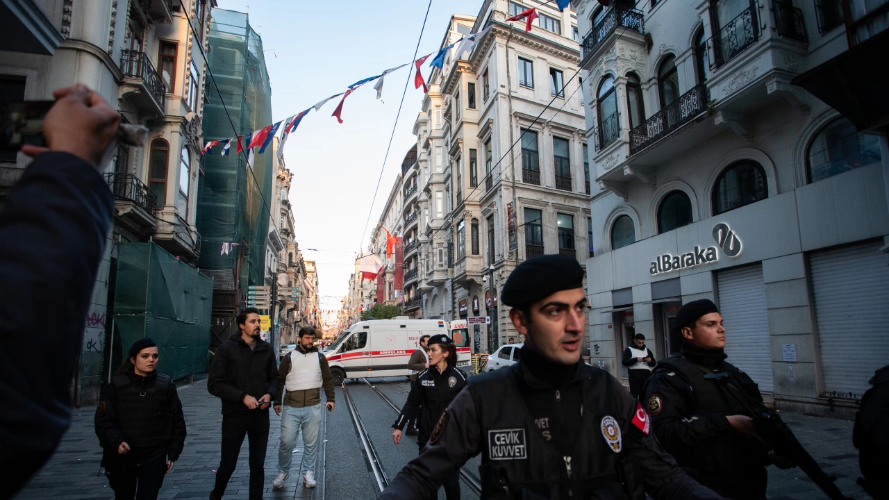 След експлозията в центъра на Истанбул загинаха шест души а