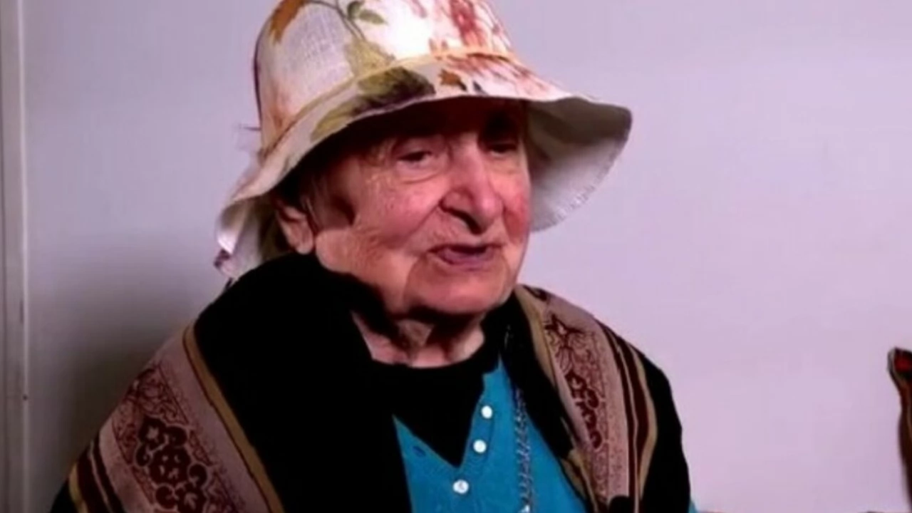 Вече е на 103 години, но още работи като дистрибутор на
