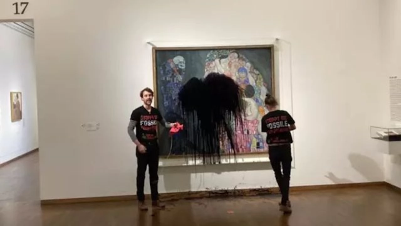 Екоактивисти заляха с черна течност картината на австрийския художник Густав