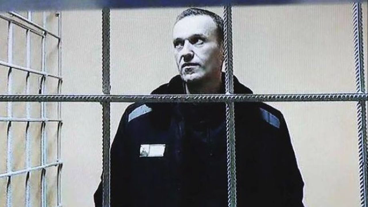 Излежаващият присъда руски опозиционен лидер   е бил преместен в малка