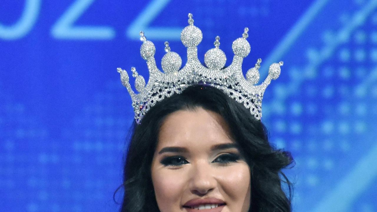 От десетина дни Александра Кръстева е действащата Мис България 18 годишната студентка