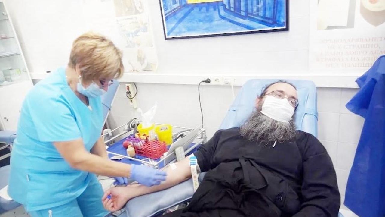Духовници от Софийската митрополия даряват кръв за пациентите във ВМА