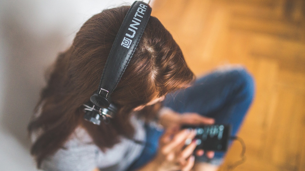 Слушалките и силната музика застрашават слуха на над един милиард младежи по света