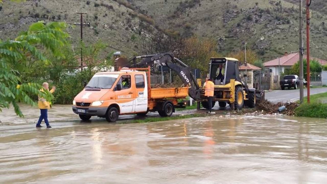 Близо 500 домакинства под вода в албанския град Шкодра