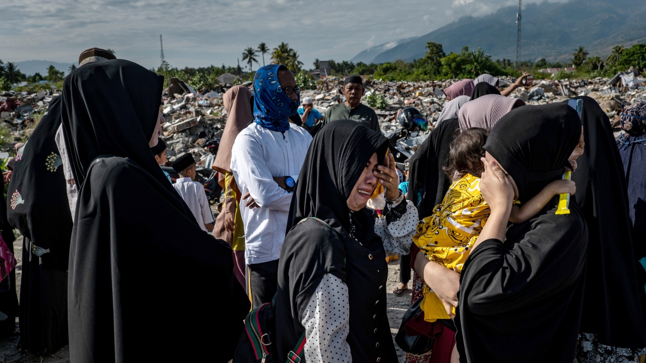 Расте броят на жертвите на силното земетресение в Индонезия, вижте първите кадри
