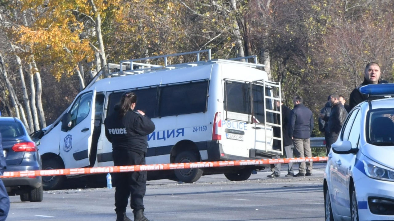 Катастрофа след гонка с полицейски бус в София, има тежко ранен полицай