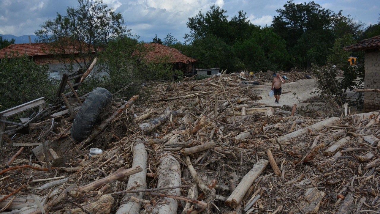 Пловдивската митрополия ще подпомогне с дърва пострадалите карловски села