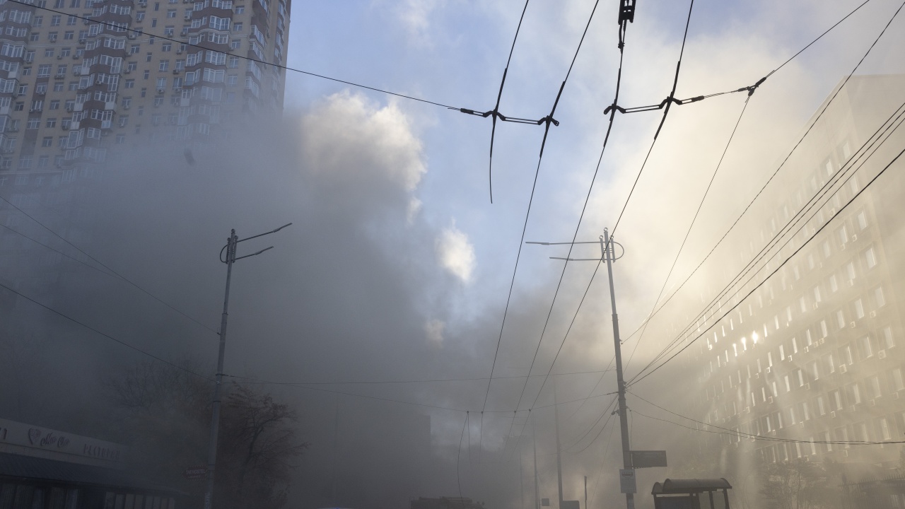 Сирени в Киев след множество експлозии, поне трима са загинали