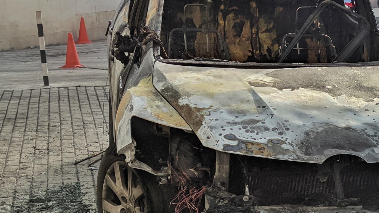 Запалиха две коли в София