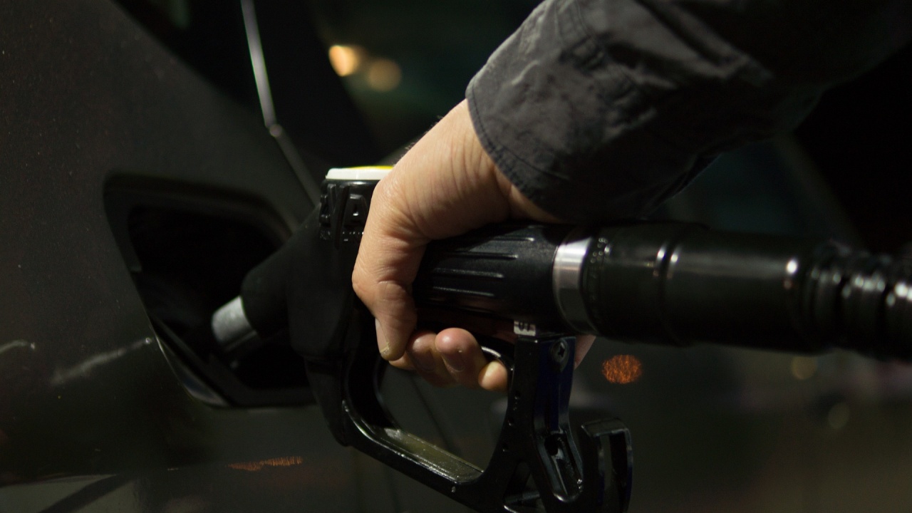Цените на горивата падат преди празниците