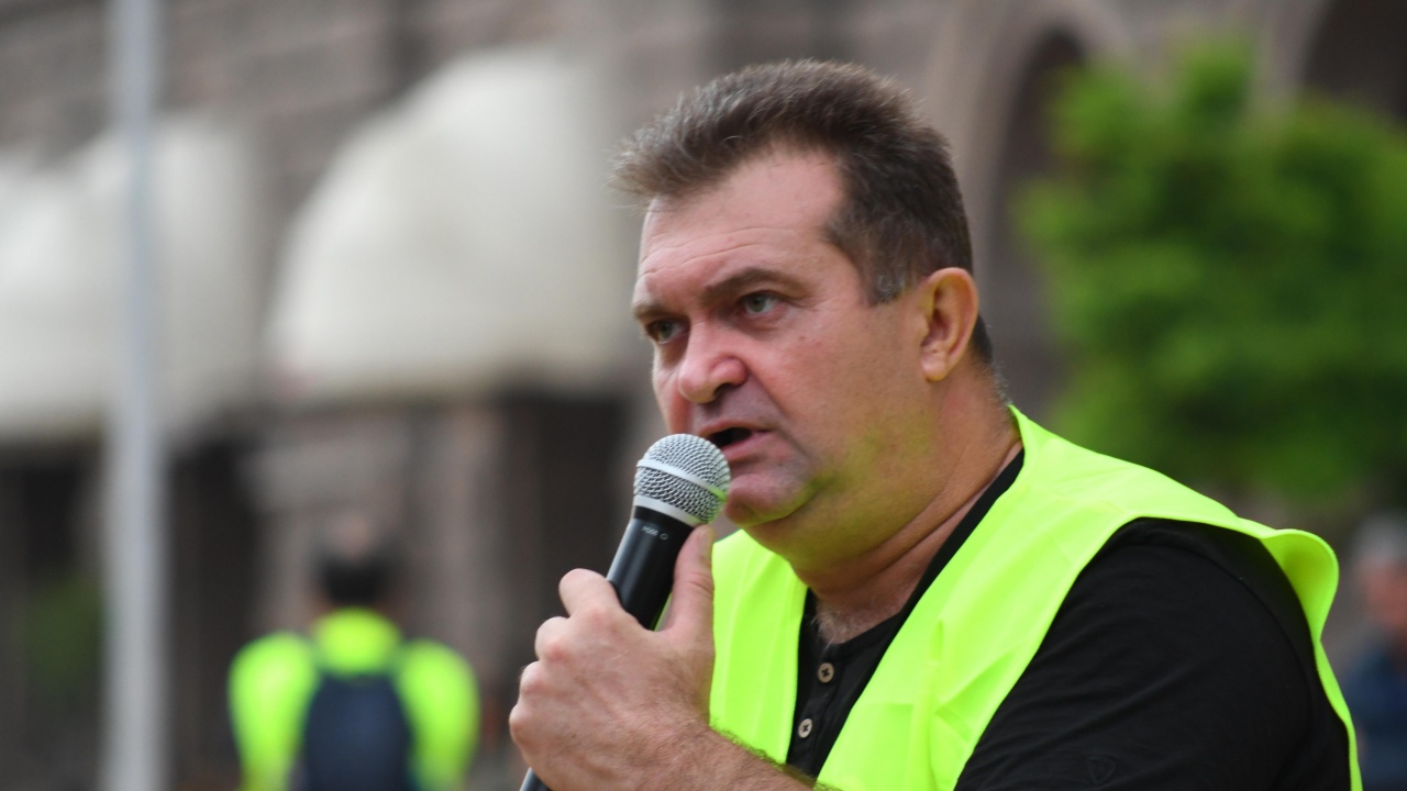 Лидерът на "Боец" влезе в НС, за да протестира срещу хартиените бюлетини