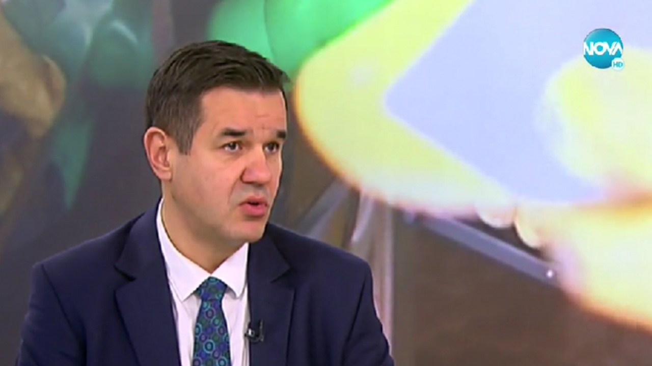 Министър Стоянов каза защо литър бензин може да стане 5 лева