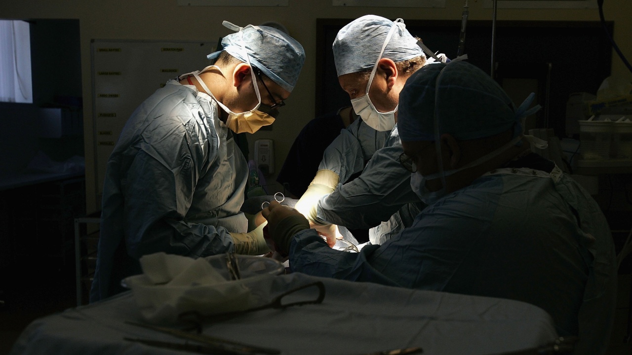 Хирурзи в Киев оперираха сърцето на 3-месечно бебе под светлините на фенерче