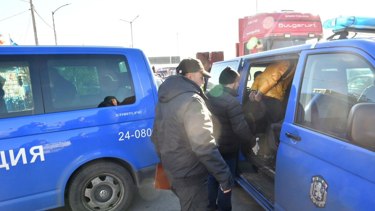 Полицията спря кола с 10 мигранти в Карловско