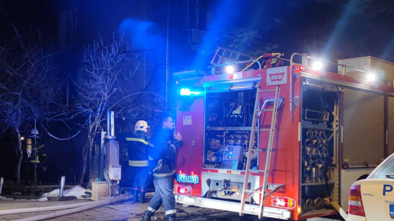 Пожар пламна посред нощ в студентско общежитие в Бургас