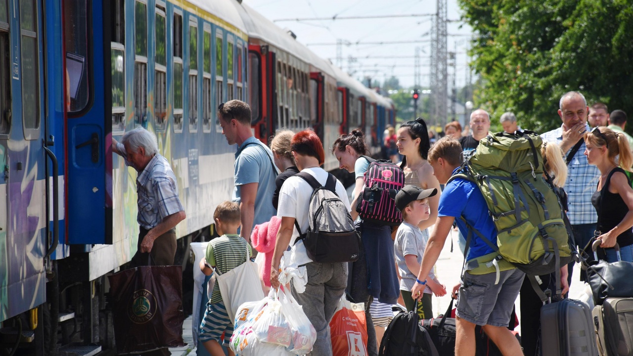 Повечето украински бежанци напуснаха фургоните в Елхово и заминаха за Румъния