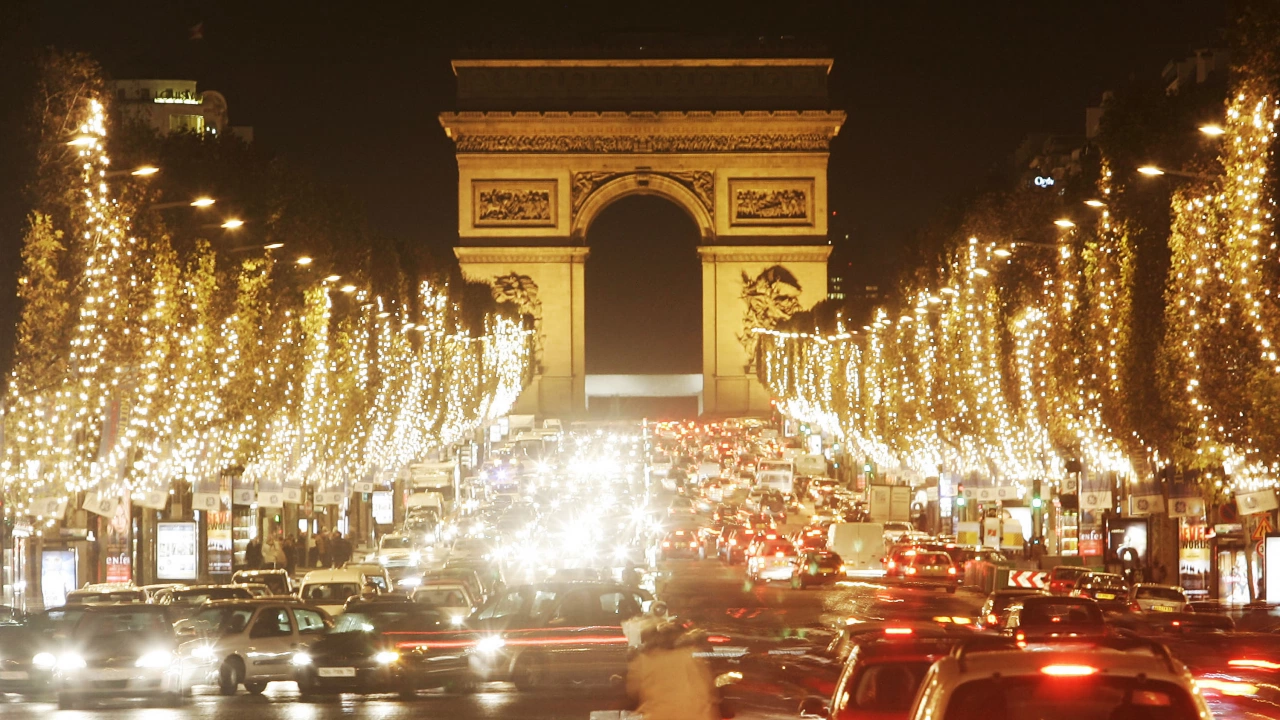 В Париж запалиха традиционното коледно осветление на Шанз Елизе Кметът на