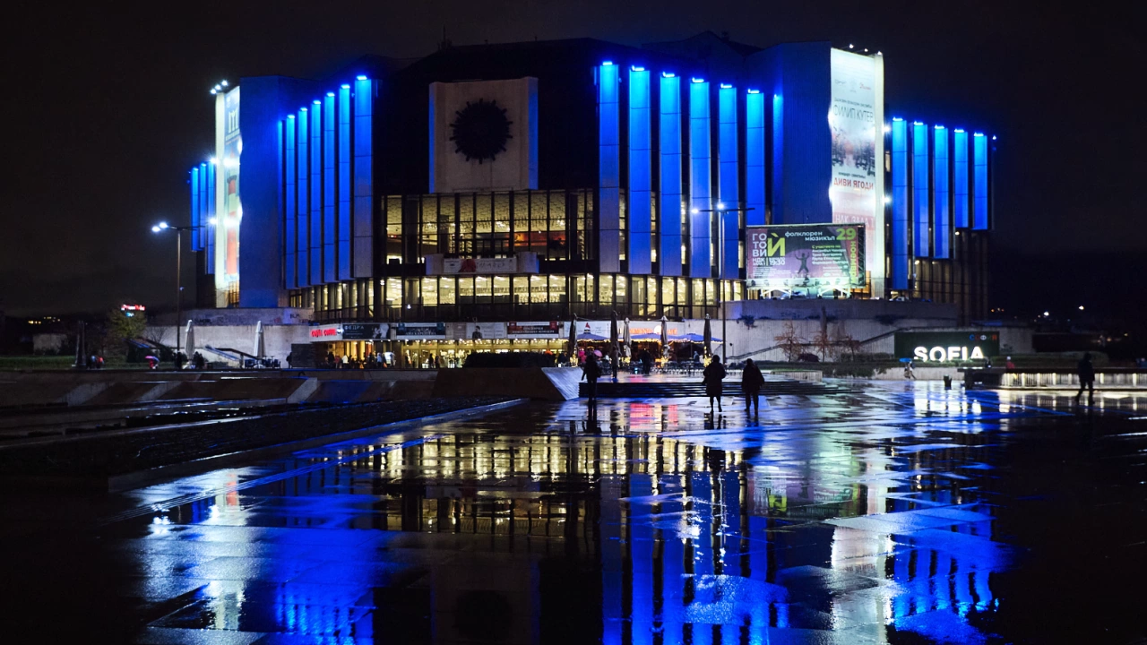 НДК беше осветен в синьо тази вечер заради Световният ден
