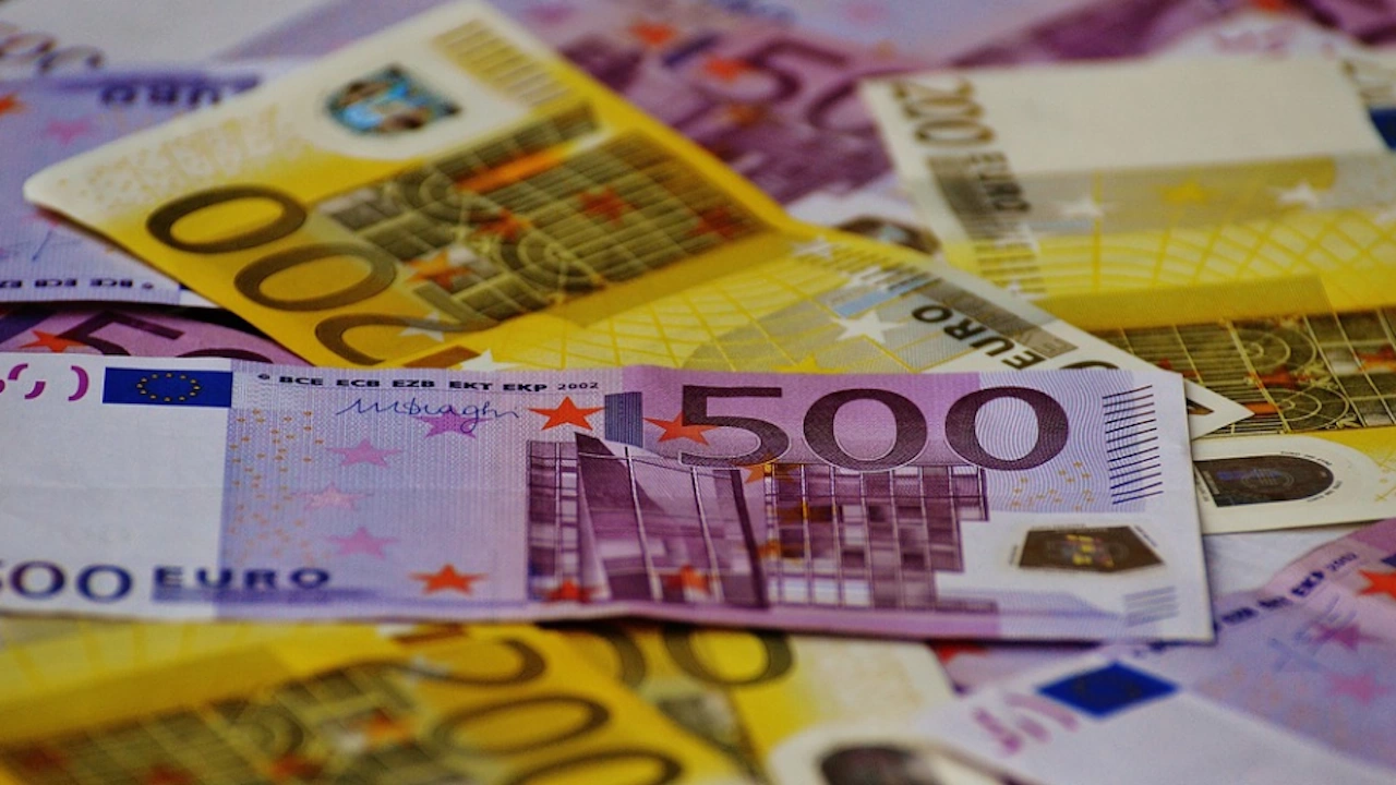 Курсът на еврото днес тръгна надолу съобщиха германски финансови издания В