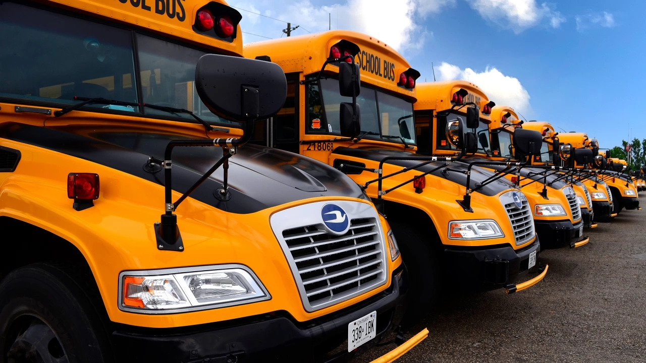 Европейският съюз започва кампания за осигуряване на училищни автобуси за Украйна