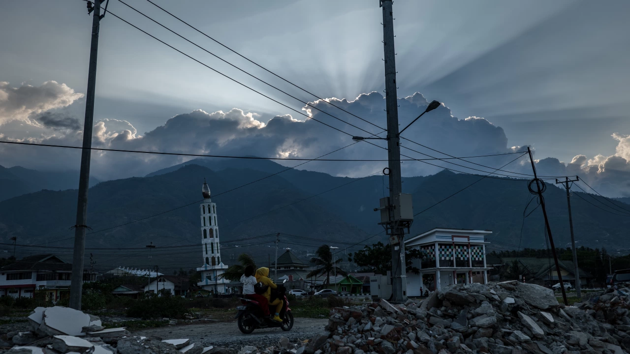 Продължава издирването на оцелели след унищожителното земетресение в Индонезия 5 6