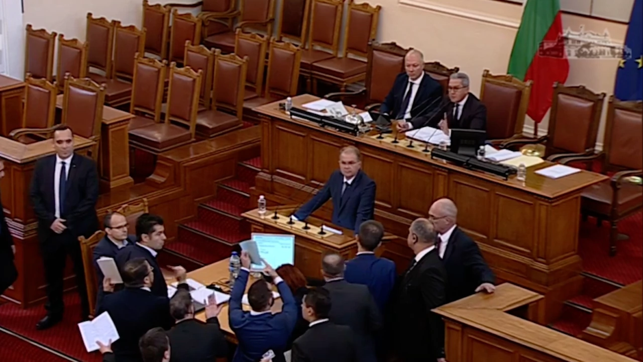 Скандал се разрази в парламента Депутати от Продължаваме промяната окупираха