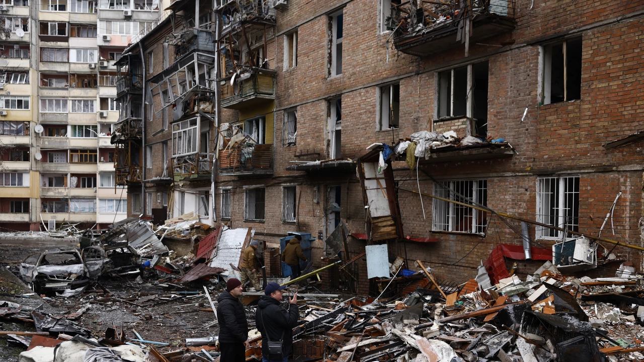 Най малко четирима души загинаха при руска бомбардировка над южния украински град